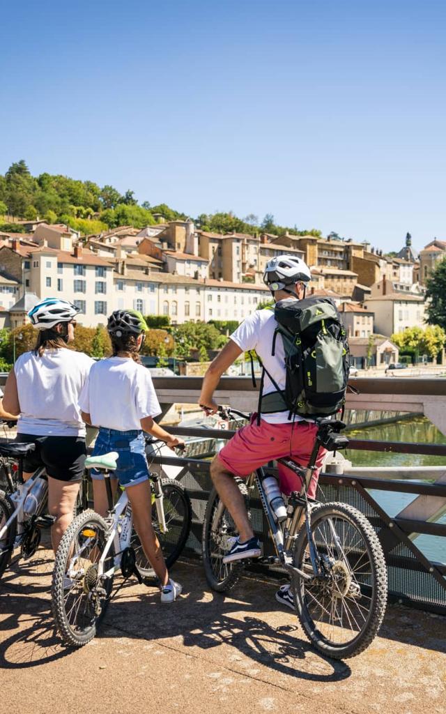 Cycling along the Voie Bleue in Trévoux - view of the town