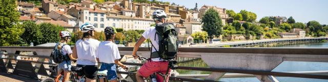 A bicyclette sur la Voie Bleue à Trévoux - vue sur la ville