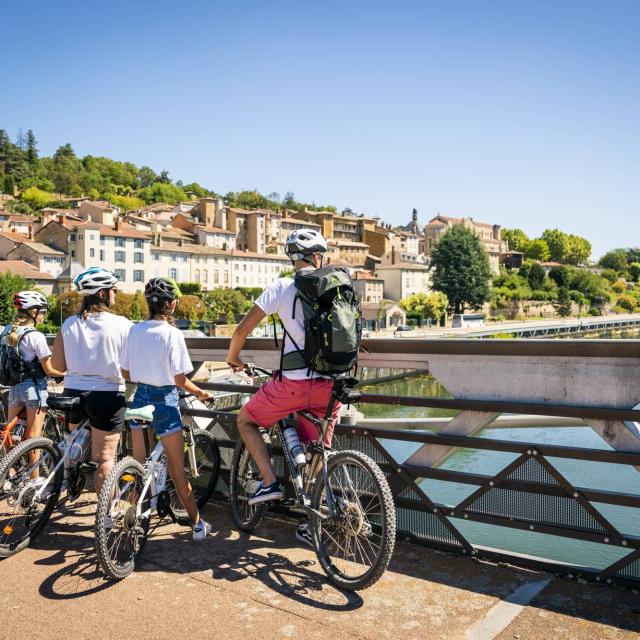 A bicyclette sur la Voie Bleue à Trévoux - vue sur la ville