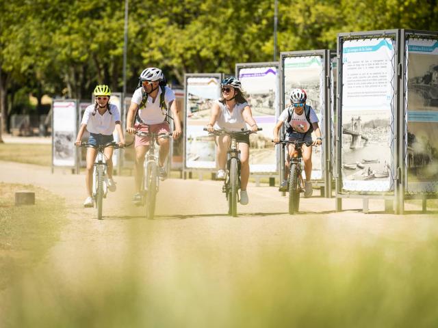 Balade à bicyclette en famille sur La Voie Bleue à Trévoux