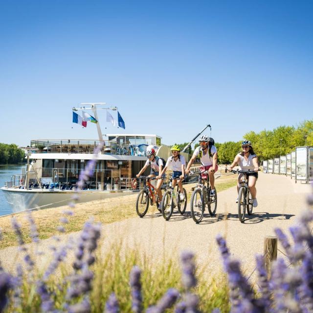 Balade à bicyclette en famille sur La Voie Bleue à Trévoux