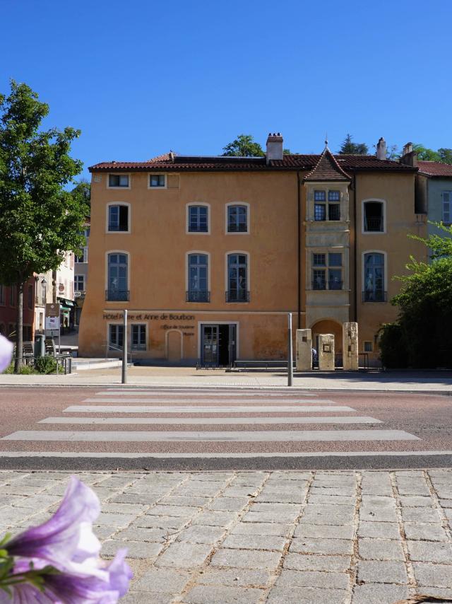 Façade de l'Hôtel Pierre et Anne de Bourbon (bureau d'information de Trévoux)