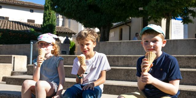 Dégustation glaces Rimo devant la basilique à Ars-sur-Formans