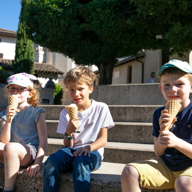 Dégustation glaces Rimo devant la basilique à Ars-sur-Formans