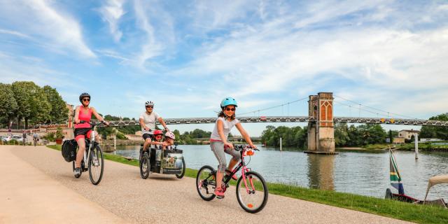 Family outing on the Voie Bleue in Trévoux