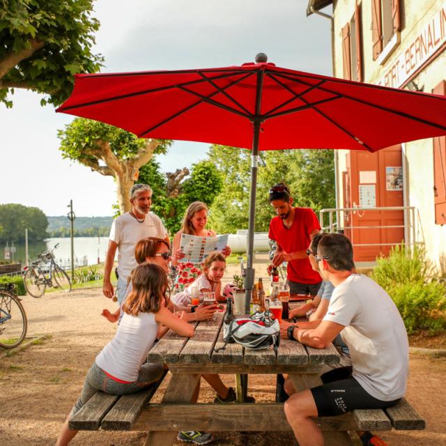 Pause à la Maison Éclusière de Parcieux sur La Voie Bleue