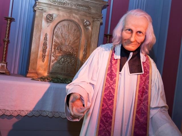 Statue de cire de Jean-Marie Vianney au musée de cire à Ars