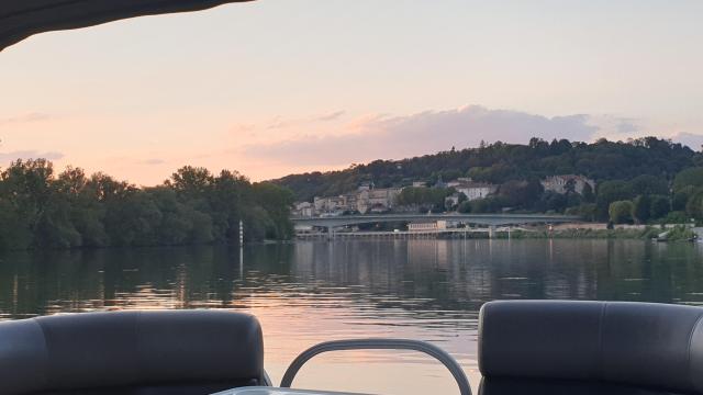 Vue sur la ville de Trévoux depuis la Saône