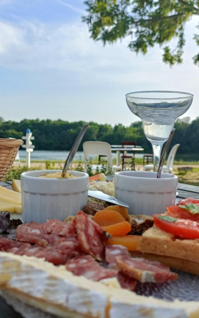 Aperitif platter at La Roue Libre bicycle café in Trévoux