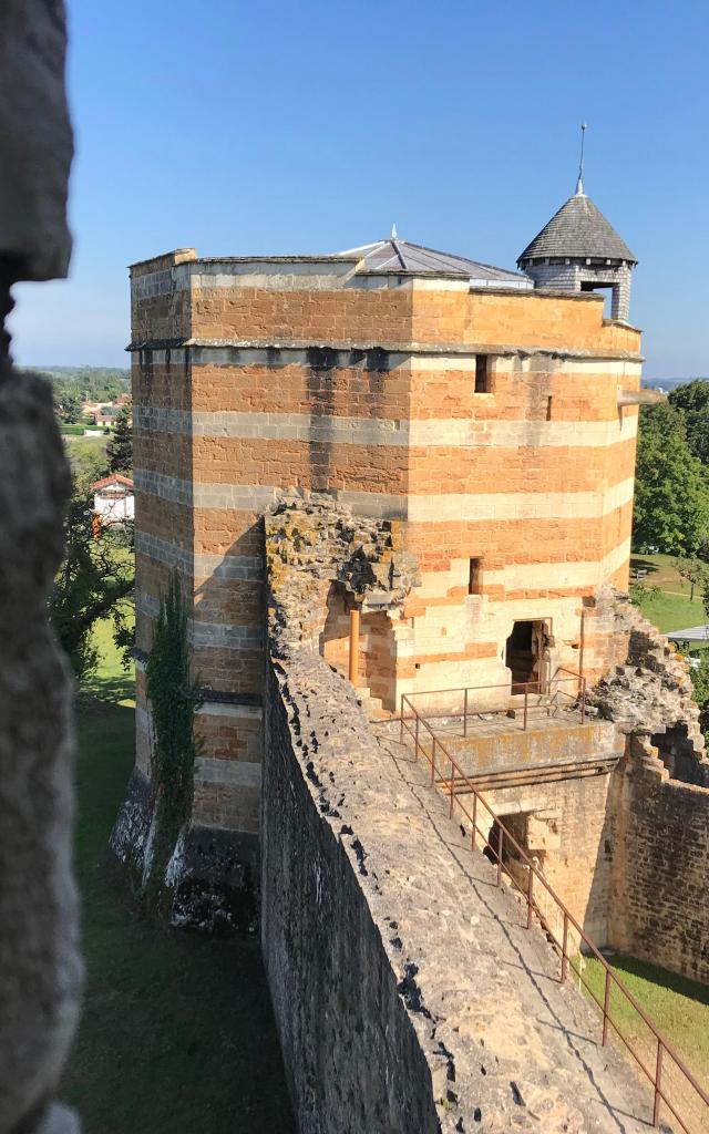 Vue sur le donjon du Château-fort de Trévoux