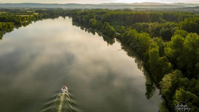 Balade en bateau avec vue sur l'itinéraire de la Voie Bleue