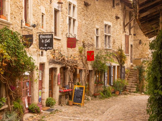 Pérouges en automne