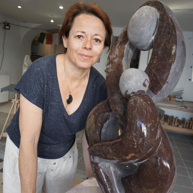 Emilie Sartelet, sculptrice sur pierre à Trévoux