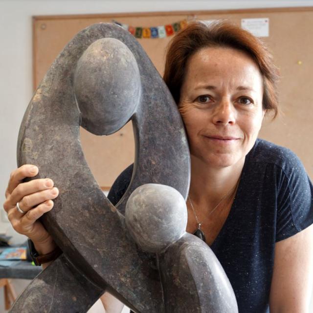 Emilie Sartelet, sculptrice sur pierre à Trévoux