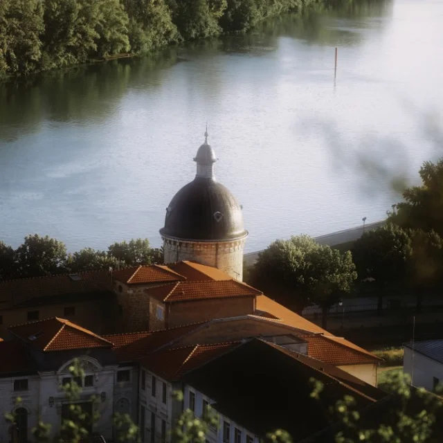 Vue sur la tour de l'hôpital de Trévoux