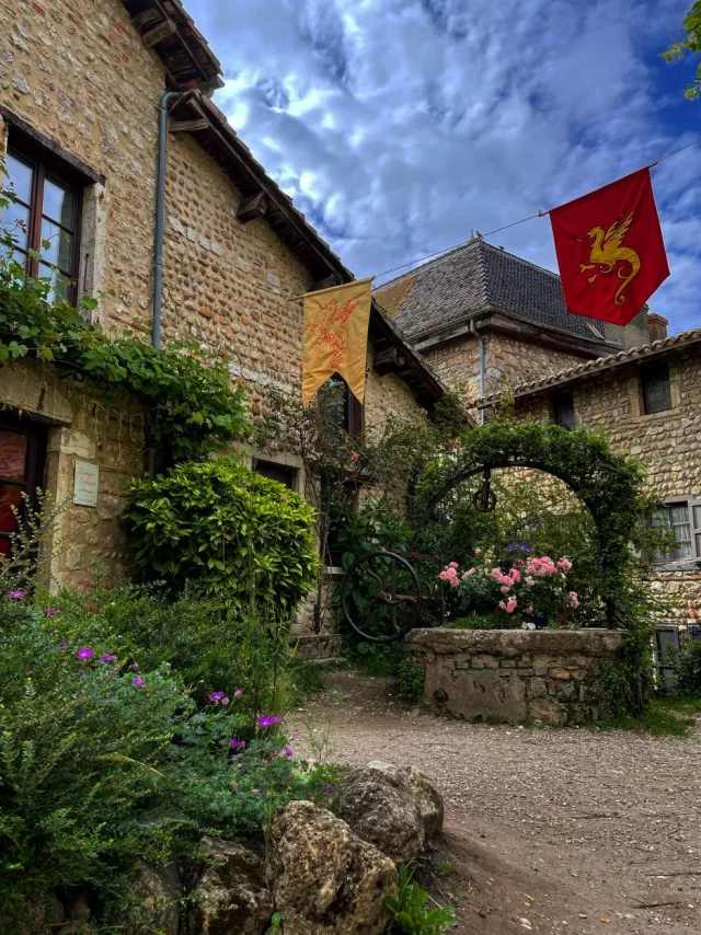 Rues De Perouges, vieux batiments en pierre médiévaux