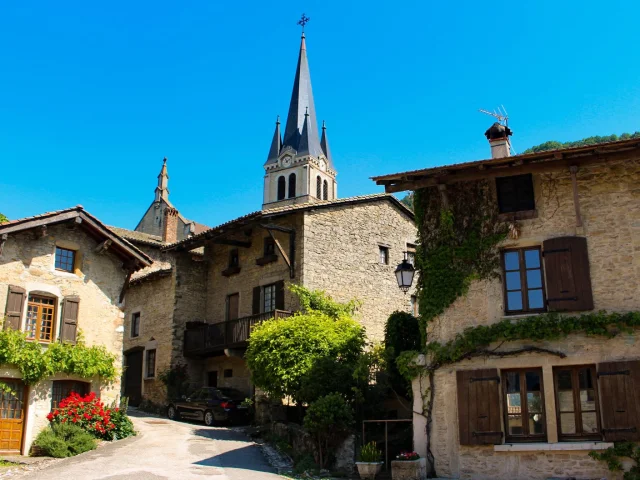 Village vigneron avec maisons en pierre