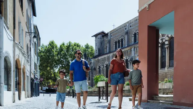 Promenade et commerces à Trévoux